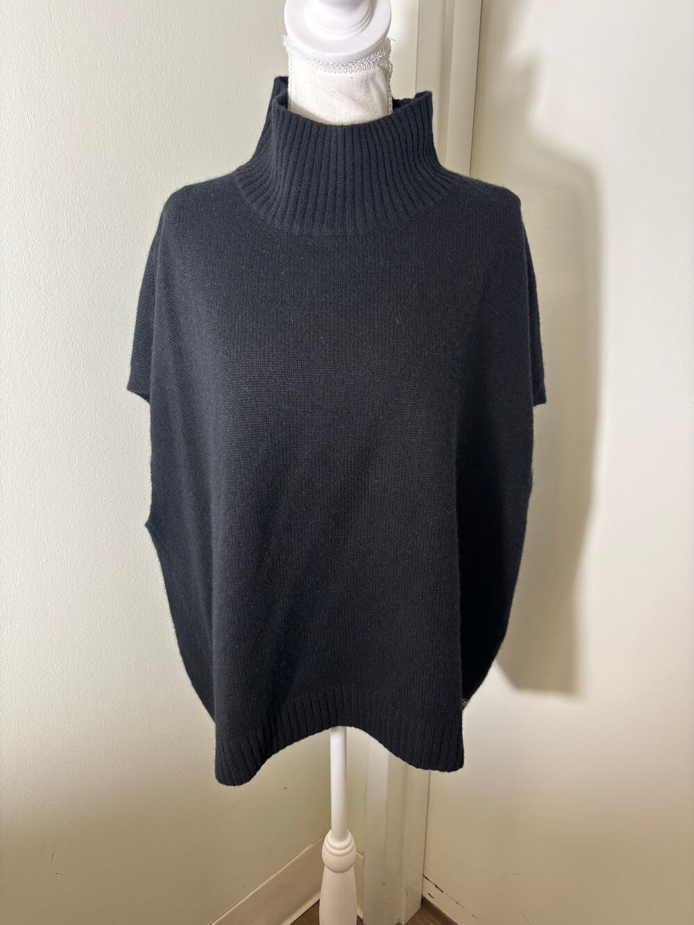 Lisa Todd Black Cashmere Sleeveless Turtle Neck Sz L